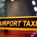9804094 signo de taxi aeropuerto iluminado por la noche aa294a44